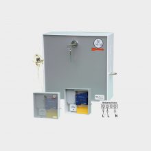 Münzautomat für Waschmaschinen oder Trockner, mit eingebauter Steckdose und Anschlusskabel. Der Münzer kann ohne Elektroinstallation betrieben werden.